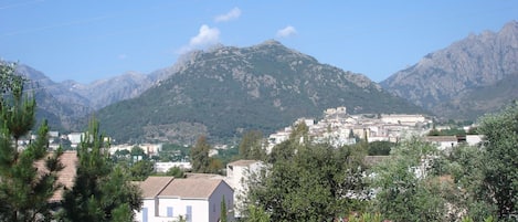 vue sur Corte et les montagnes depuis la terrasse de l'appartement