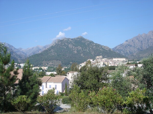 vue sur Corte et les montagnes depuis la terrasse de l'appartement