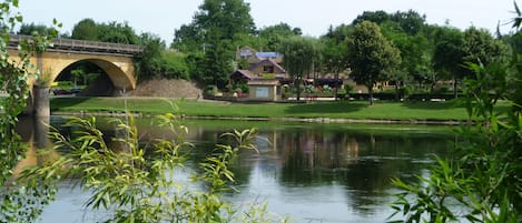 au bord de la rivière Dordogne
