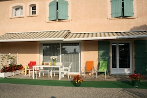 Salon de jardin devant le gîte