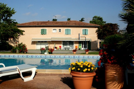 Vue du gĂźte avec piscine de 14m x 6 m ( en saison ) parc de 7000 m2