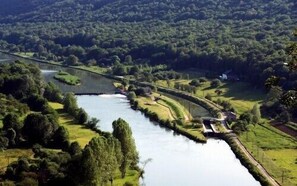 gite au fond a droite de la pature