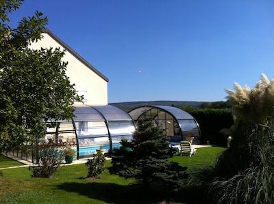 gite 4/6 pers dans les Ardennes  ,piscine couverte ,voie verte passe devant .