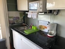 Kitchenette avec micro-onde , lave linge , grille pain , barbecue elect.  ...