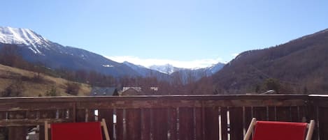 Vue sur Briançon de la terrasse côté salon