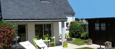 Terrasse et jardin au sud.