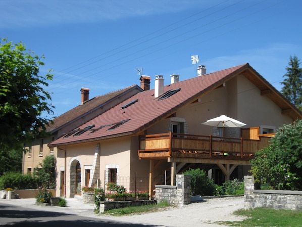 Gîte "côté lac"  à 5 minutes à pied du lac de Chalain