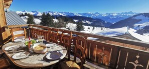 Vue sur Mont Blanc - Terrasse du chalet avec table extérieure