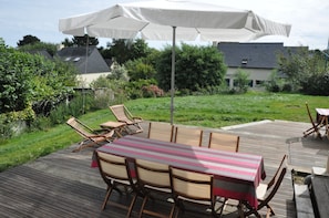 A large ipe wood terrasse