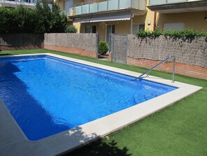 Terrasse sur la piscine