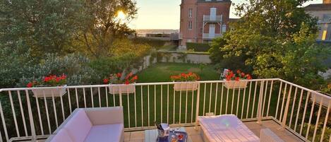 La Terrasse vue sur mer et coucher du soleil