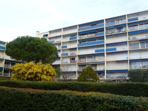 5 eme etage,avec le parement bleu sur la totalité de la rembarde