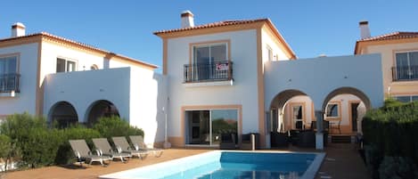 La villa et sa piscine côté mer