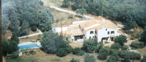 Vue aérienne de la maison" Les Oliviers" bordée des Vignobles de La vallée Mole