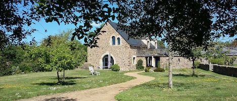 La maison de l'Escopti côté jardin et sa terrasse exposée sud-ouest. 