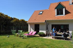 Maison toute équipée, salon de jardin, barbecue, parasol, transats..