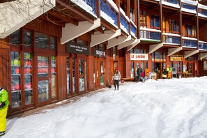 commerces en bas de la résidence
