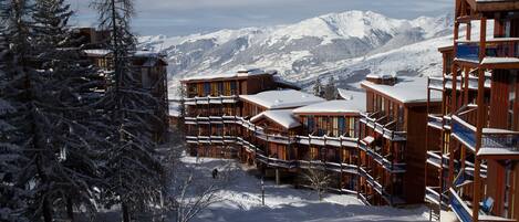 Vue depuis balcon sur la vallée et les commerces
Espace luge pour les enfants.
