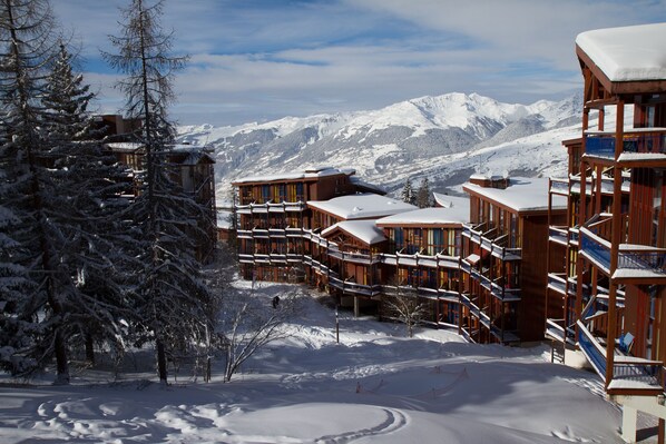 Vue depuis balcon sur la vallée et les commerces
Espace luge pour les enfants.
