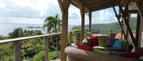 Niveau supérieur : terrasse couverte avec vue sur les îlets Pigeon