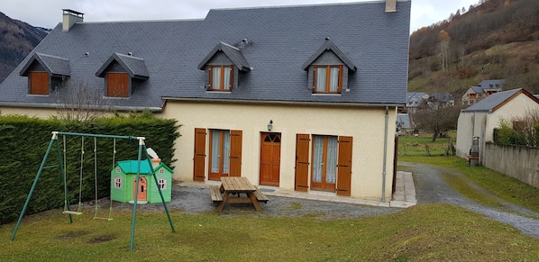 maison clÎturée avec salon de jardin, balançoire et maison d'enfants