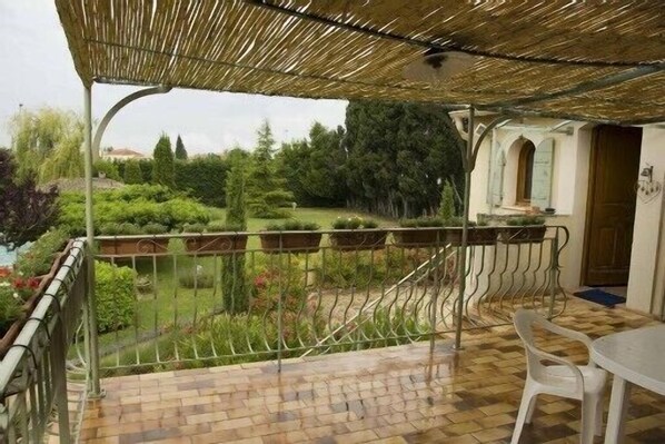 Terrasse avec table est chaises 