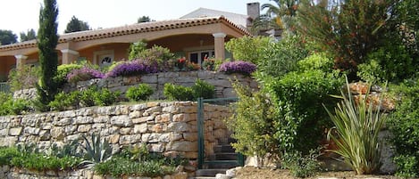 Plein sud, au calme, sur les colines du Lavandou, terrasse et jardin, vue mer 