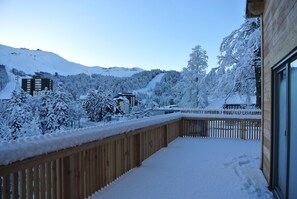 Terrasse et vue sur les pistes