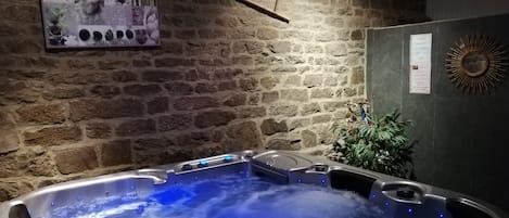 Le SPA privatif de nuit : 4 Places assises et 1 place allongée