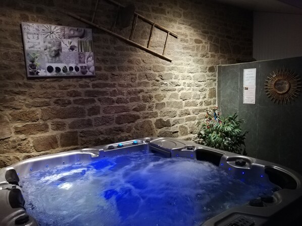 Le SPA privatif de nuit : 4 Places assises et 1 place allongée