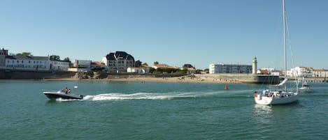 Appartement à gauche, la petite plage, la tour Josephine, jardin et aire de jeux