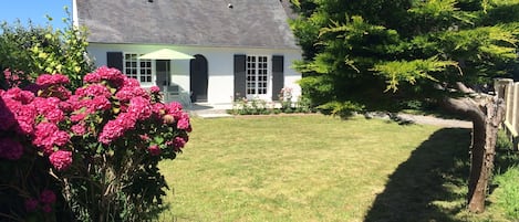 A gauche 20m d'hortensia, au fond à droite le parking voiture