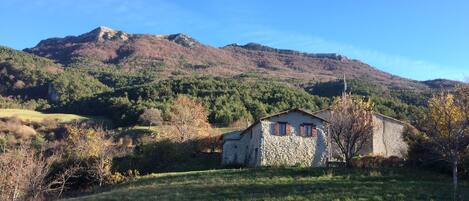 Vue du hameau et de la Fromagère (maison au centre)