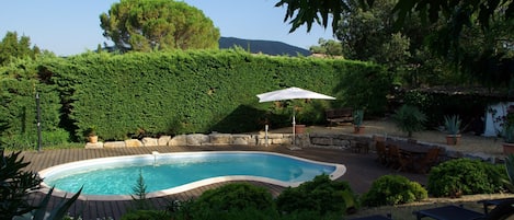 La piscine vue de la terrasse 