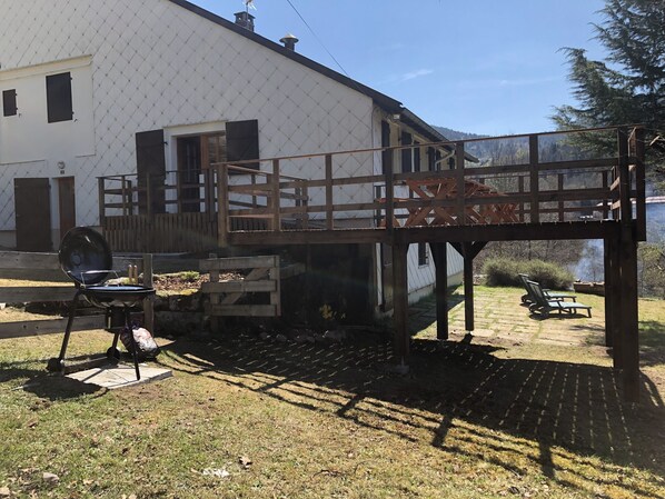 Grande terrasse en bois, barbecue au charbon de bois