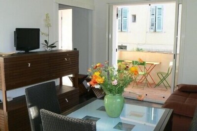 Newly Renovated , Sunny Flat In The Heart Of The Village Of Cassis.