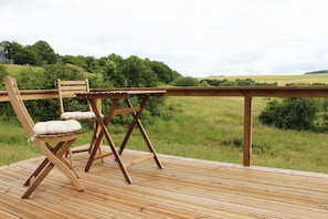 Terrasse avec coin repas et chaises longues