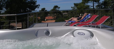 jacuzzi sur le toit terrasse avec vue sur l'océan