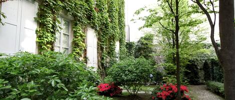 Nice garden on the courtyard:
www.locationgite-paris.com