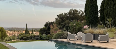 Piscine à débordement avec vue panoramique 