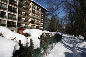 Vue de l'immeuble, le studio est en bas à gauche