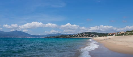 La plage d'Agosta, à 2 min à pied en face d' l'appartement