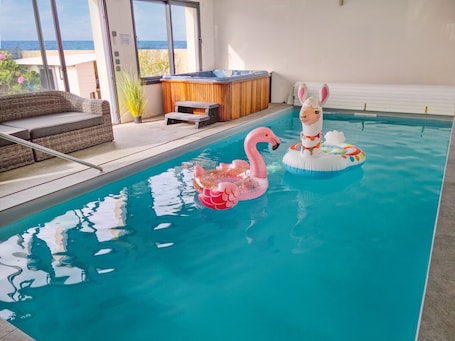 Piscine à 30 degrés, spa 4 personnes 35 degrés
