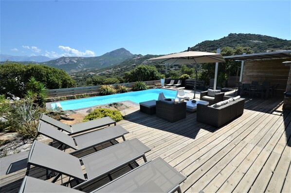 Terrasse Piscine et Bains de Soleil