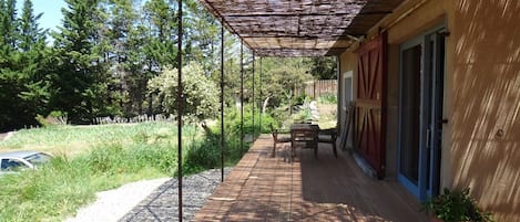 entrée de la maison tonnelle et terrasse en bois