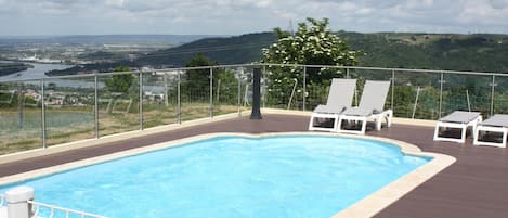 Piscine partagée au sel chauffée, avec transats.