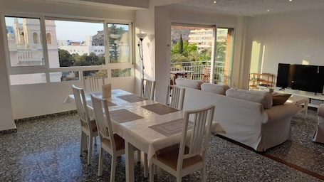 Un salon salle à manger ouvert sur l'extérieur,