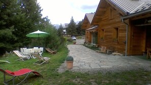 les 2 chalets forment un GRAND chalet  
saison ETE espace jardin