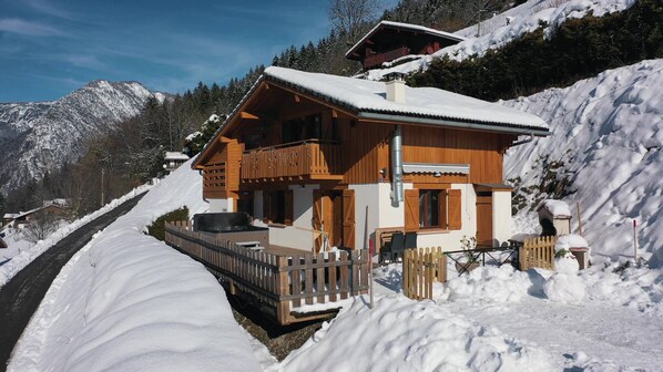 grande terrasse avec jacuzzi privatif