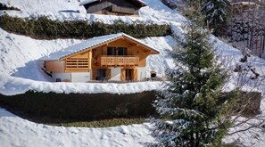 chalet exposé plein ouest dans une propriété privée